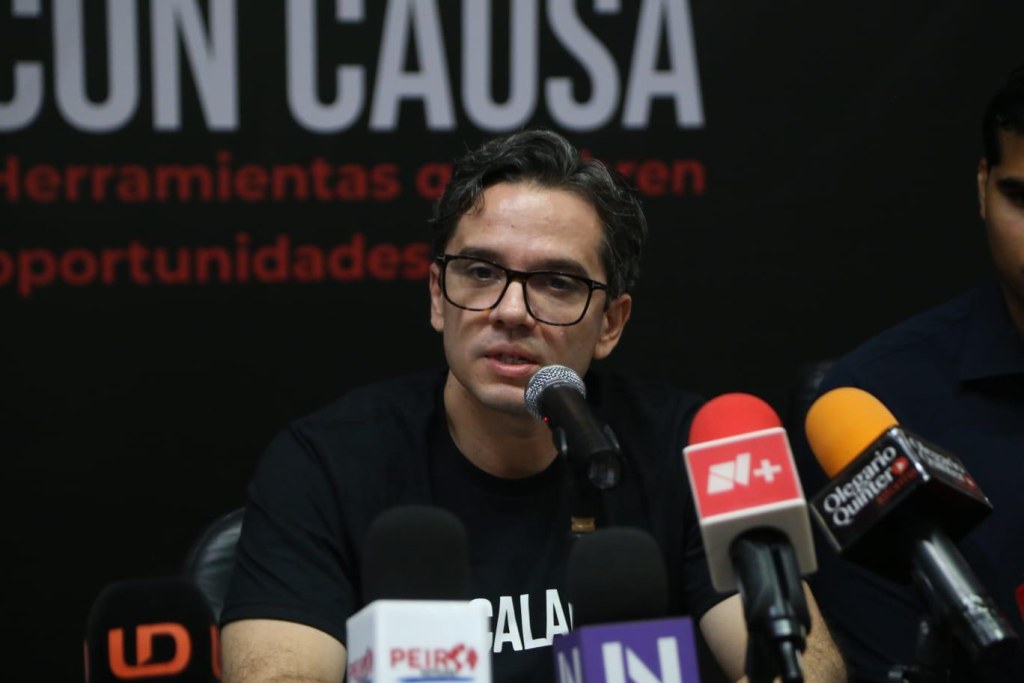 Sheinbaum descarta intromisión en INE y cuestiona cambio de color